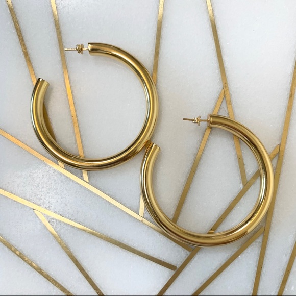 Lightweight Metal Gold Tone Hoop Earrings - Picture 2 of 3